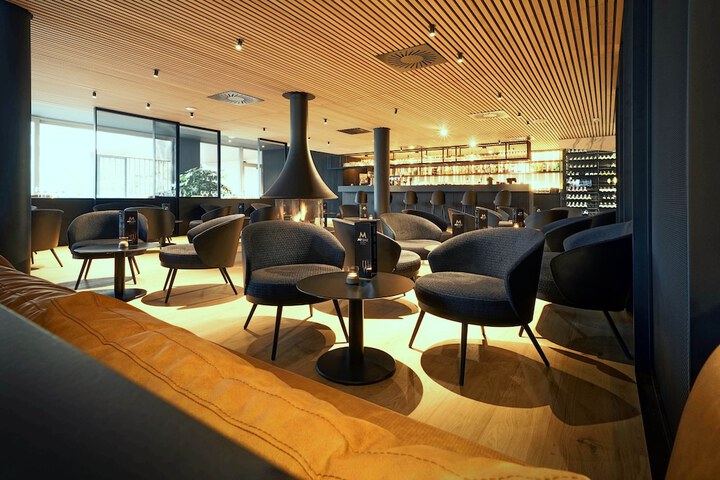 Lounge 33 of 36