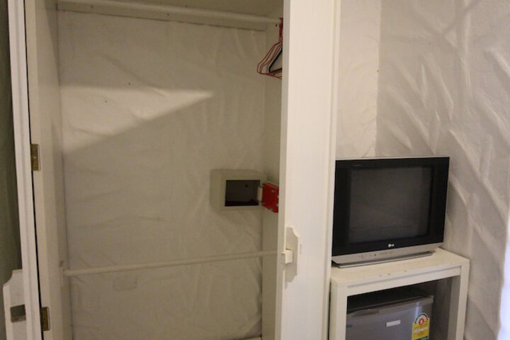 Room 9 of 12