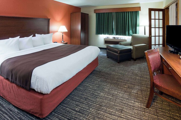 1 King Bed Accessible (2 of 13)