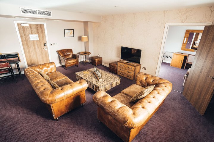 Room 32 of 80