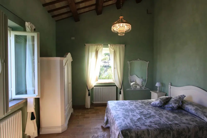 Room 2 of 10