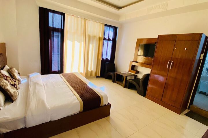 Room 13 of 21