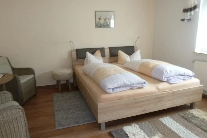Room 6 of 8