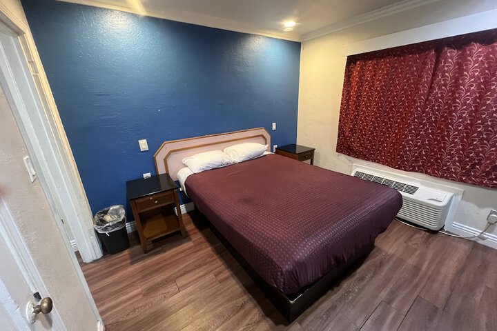 Deluxe Queen Bed (14 of 25)