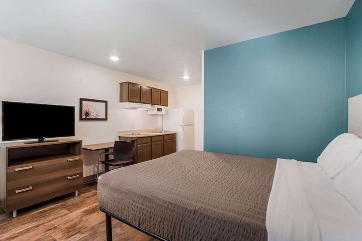 1 Queen Bed (12 of 14)
