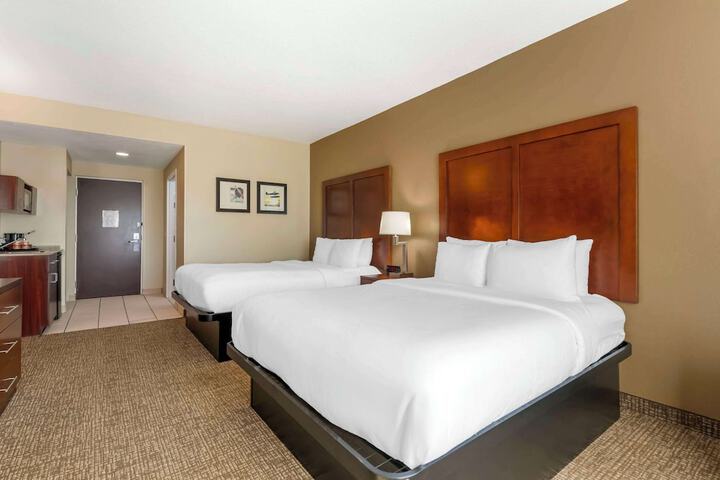 2 Queen Beds (6 of 9)