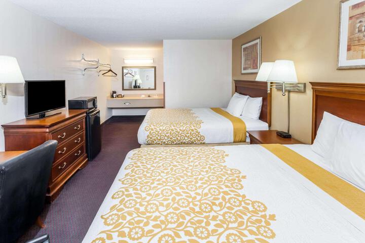 1 Queen Bed (11 of 12)