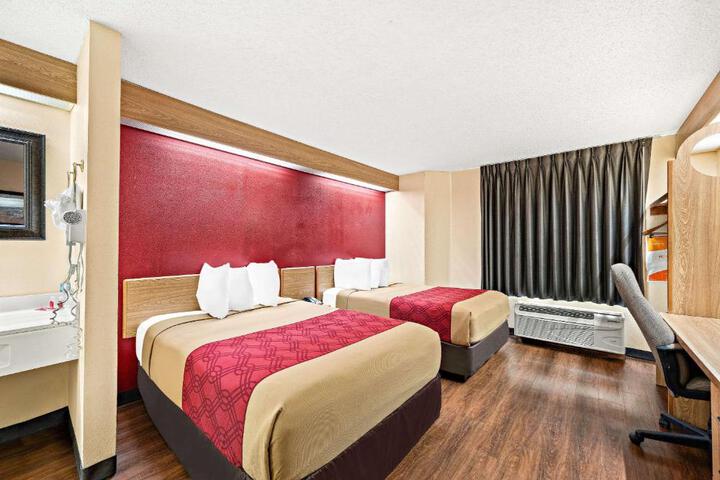 2 Double Beds (9 of 13)