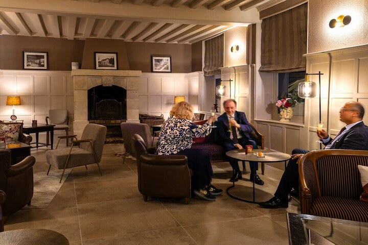 Lounge 9 of 17