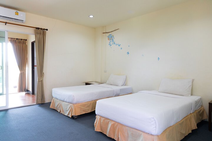 Room 6 of 16