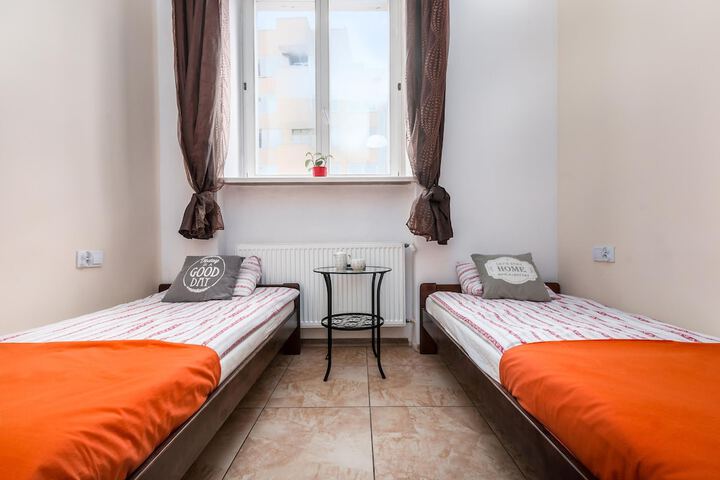 Room 10 of 76