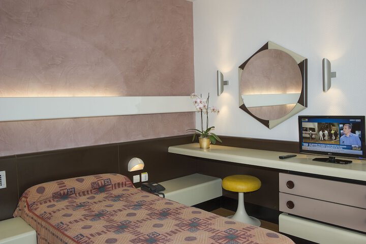Room 8 of 34