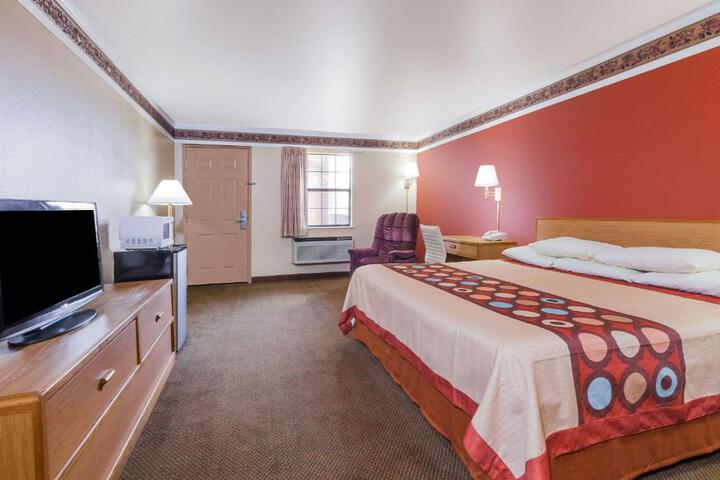 1 King Bed Deluxe Room (8 of 12)