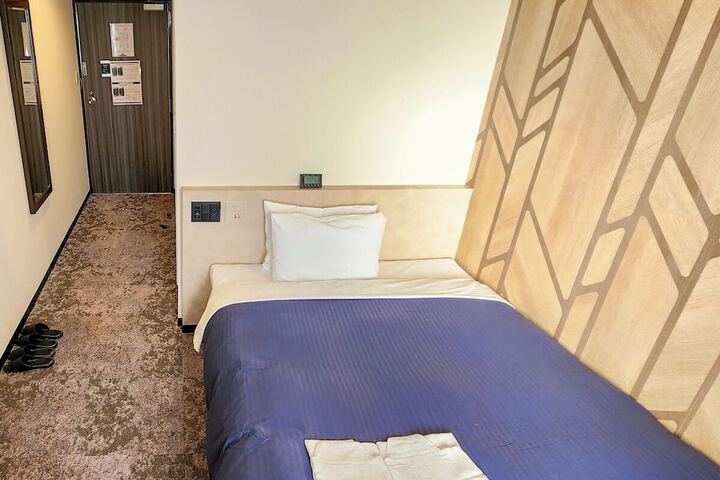Room 10 of 28