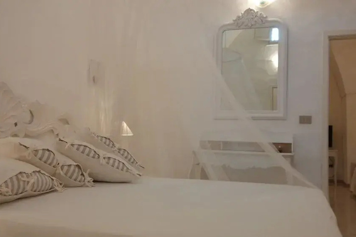 Room 6 of 10