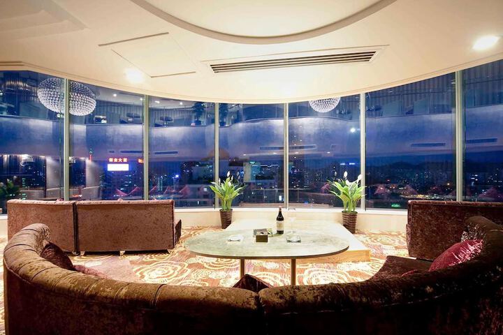 Lounge 128 of 183