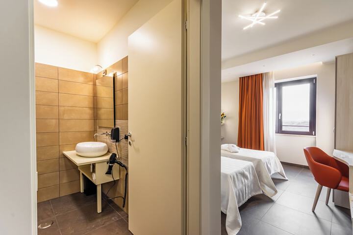 Room 4 of 44