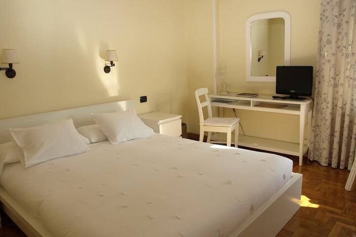 Room 13 of 37