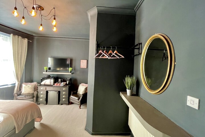 Room 9 of 34