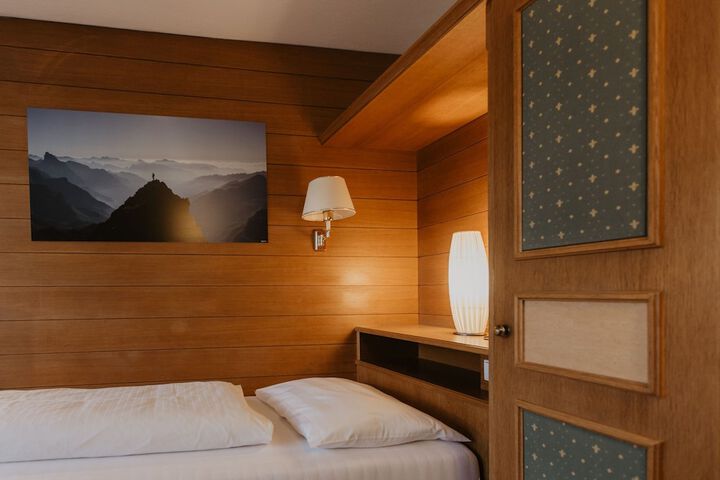 Room 15 of 102
