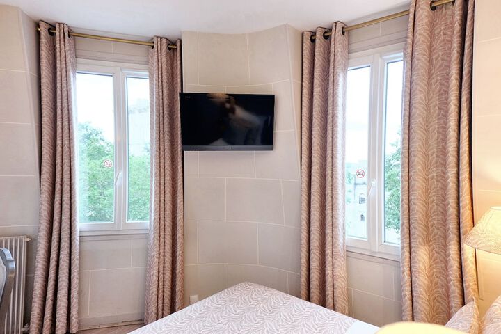Room 42 of 142