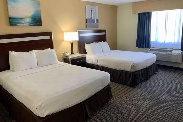 2 Queen Beds Flat Screen Television High Speed Internet Accessible Microwave and Refrigerator, Coffee Maker Full Breakfast (9 of 9)