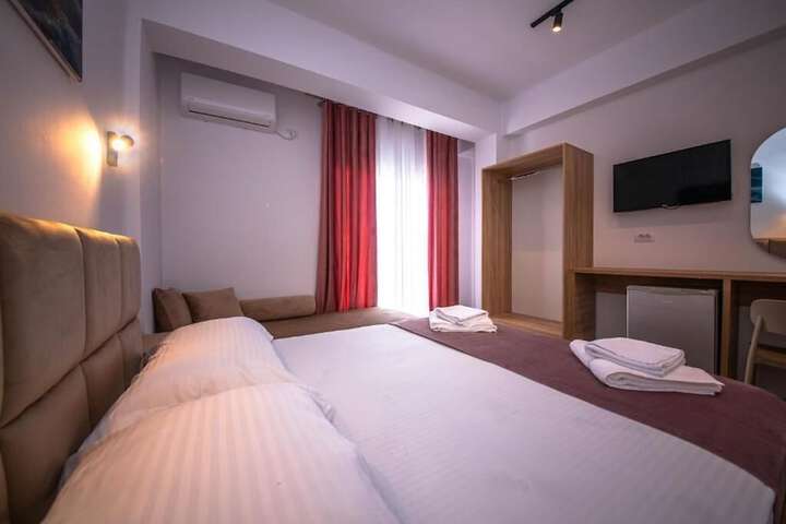Room 2 of 163
