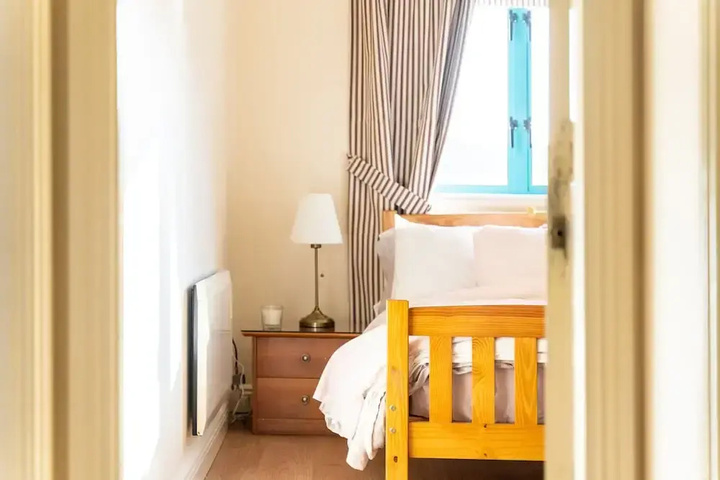 Room 5 of 16