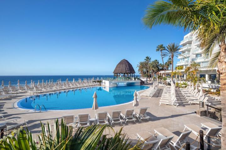 Hotel Pool