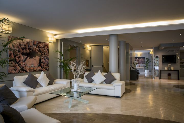 Entrance & Lobby