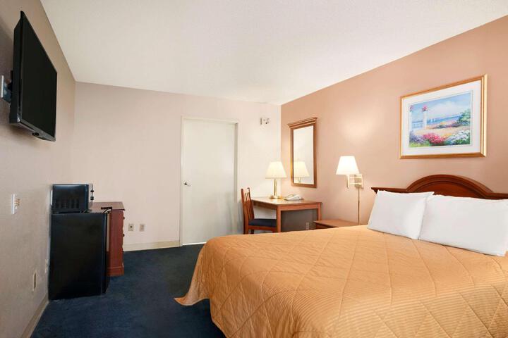 1 Queen Bed Accessible Room (3 of 10)