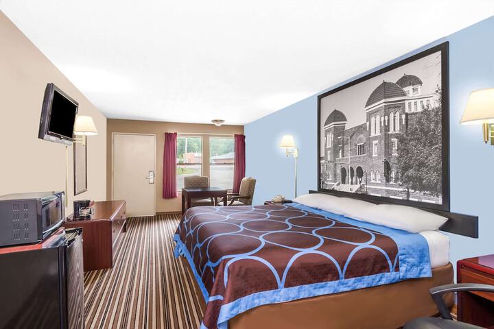1 King Bed (3 of 10)