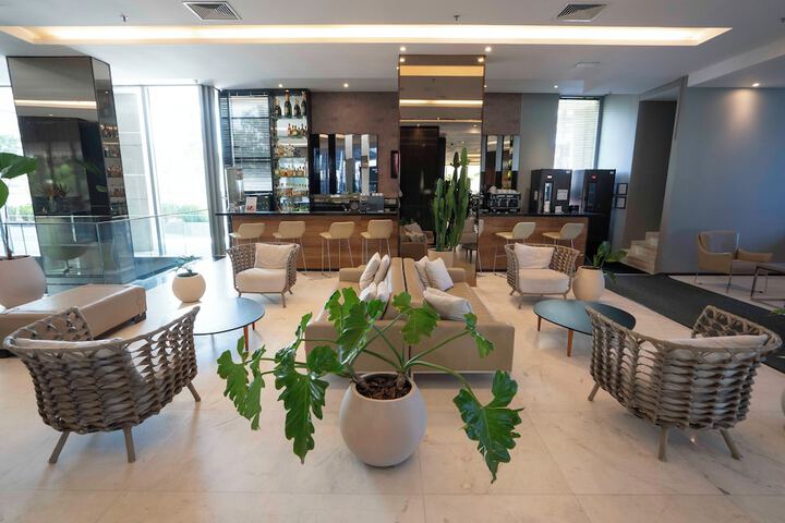 Lobby lounge