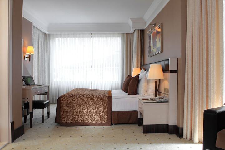 Room 6 of 37