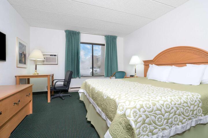 1 King Bed (3 of 7)