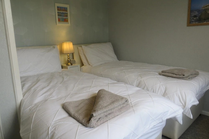 Room 4 of 9