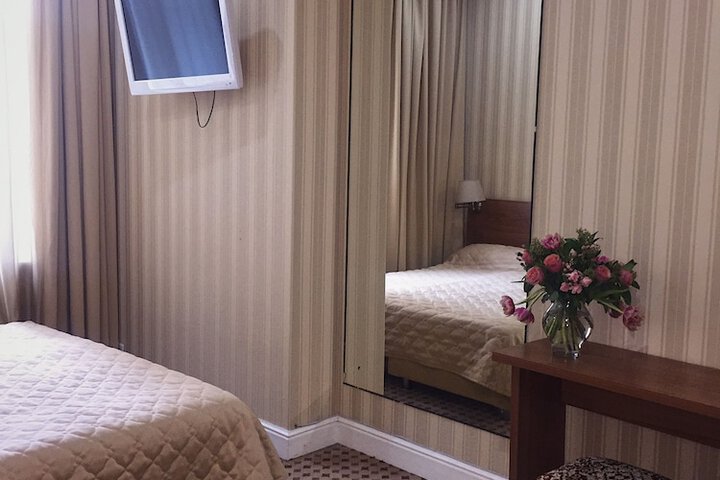 Room 7 of 12