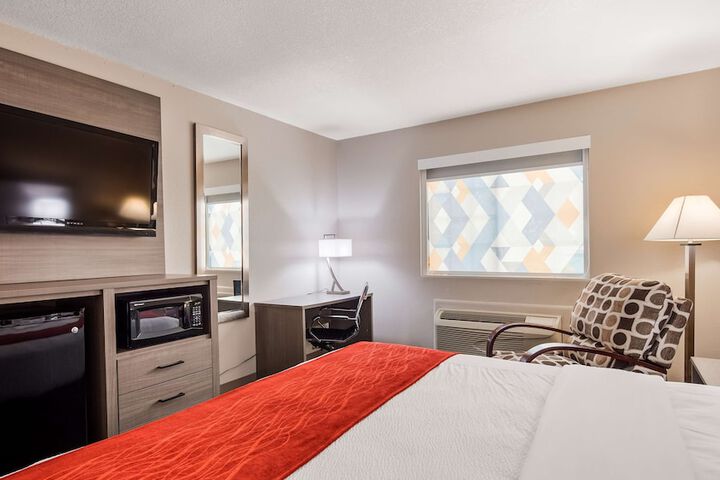 1 King Bed High Speed Internet Accessible Microwave and Refrigerator Desk Flat Screen T (5 of 11)