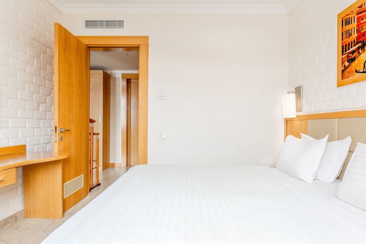 Room 18 of 60