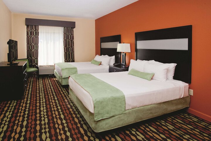 2 Queen Beds Accessible (7 of 10)