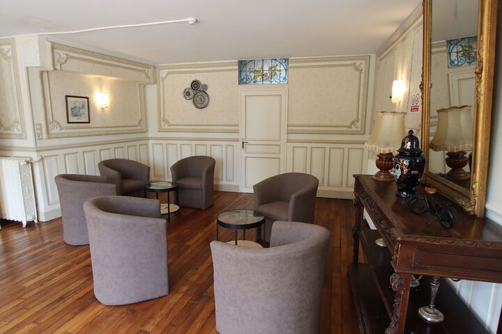 Room 4 of 8
