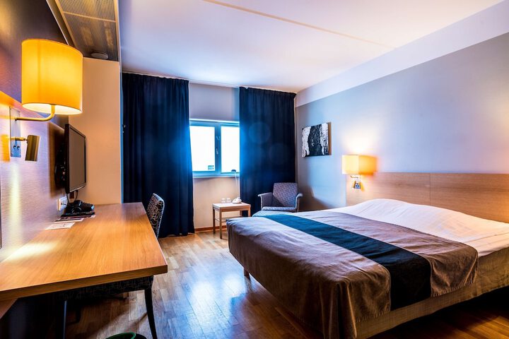 Room 6 of 32