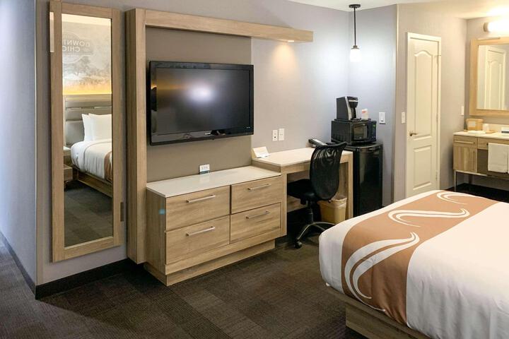 1 Queen Bed (4 of 12)