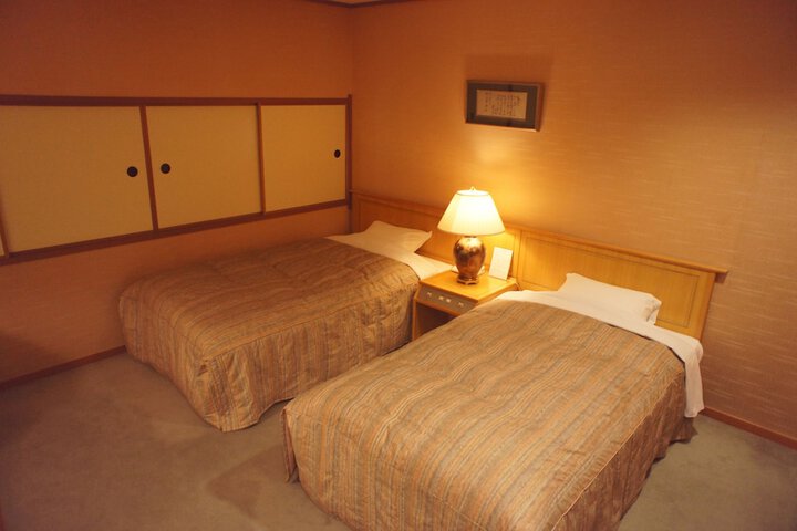 Room 6 of 14
