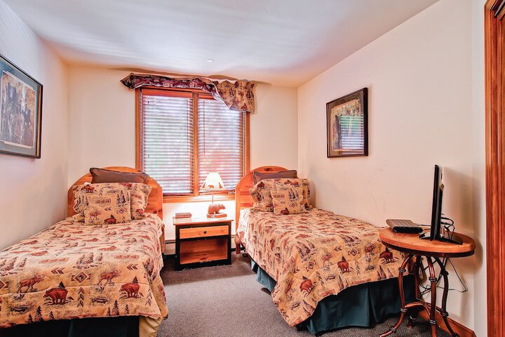Room 5 of 210