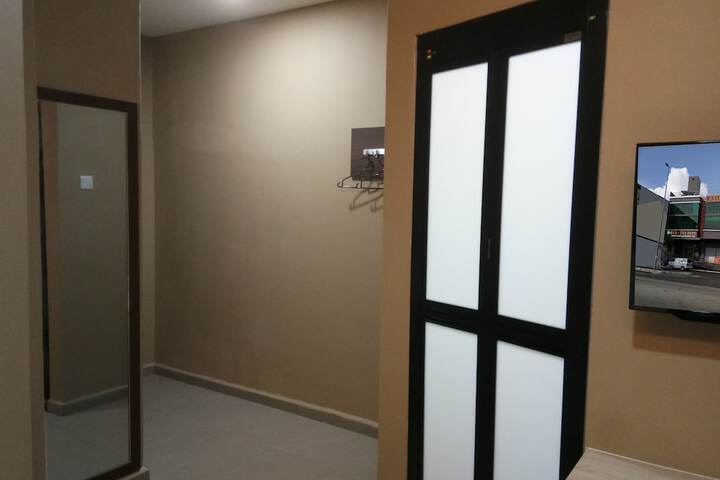 Room 33 of 65