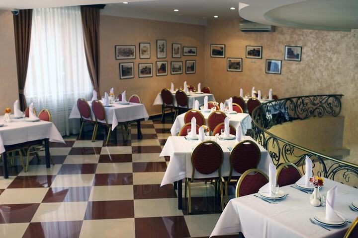 Dining 41 of 51