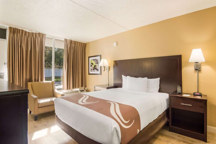 1 Queen Bed Accessible (2 of 9)
