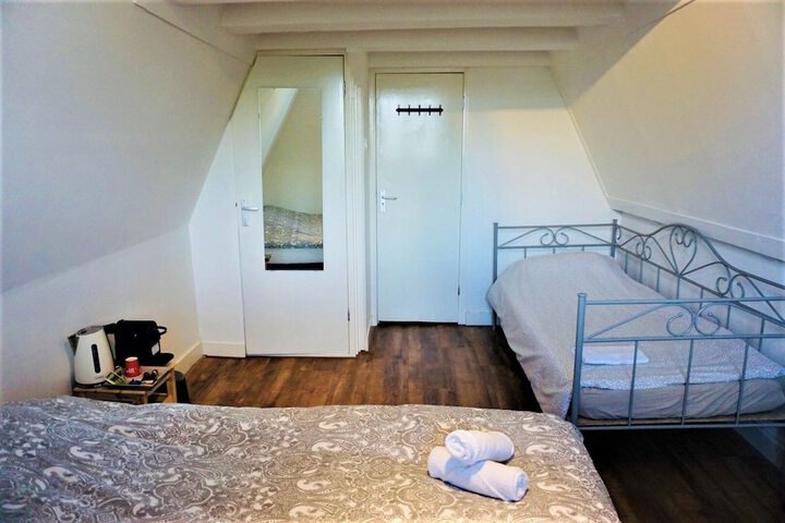 Room 10 of 32