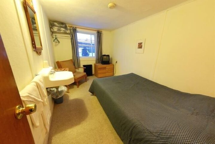 Room 4 of 37